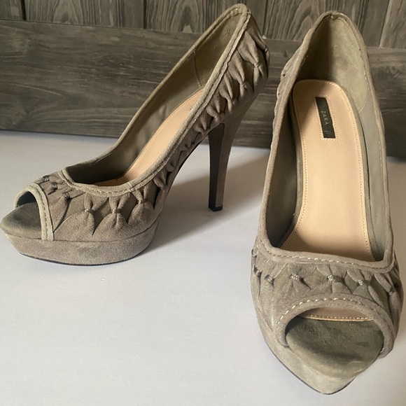Grey suede Zara peep toe pump with allover bow detail, NWOT, sz 40 - Picture 3 of 10